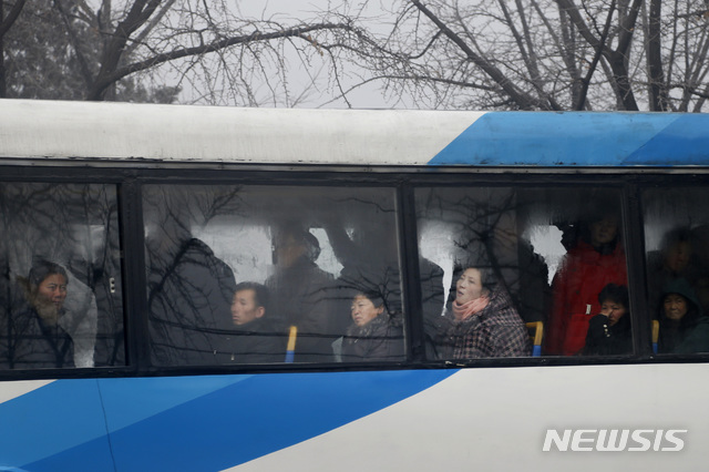  【평양=AP/뉴시스】19일 평양 시내에서 북한 주민들이 트롤리 버스를 타고 이동하고 있다. 2018.12.19  