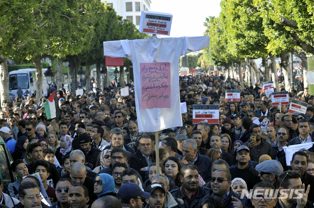 【튀니스=AP/뉴시스】19일(현지시간) 튀니지 수도 튀니스에서 교사들이 "국민은 교유개혁을 원한다"는 구호를 들고 시위하고 있다. 튀니지 전역에서 교사들은 임금 인상 등을 요구하며 금주에만 두 번째 대규모 시위를 벌이고 있다. 2018.12.20.