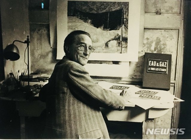 【서울=뉴시스】 박현주 미술전문기자 = 국립현대미술관(MMCA) 서울관에서 열린 '마르셀 뒤샹'전에 흑백사진으로 선보인 뒤샹. 파리 트리야뇽 프레스 사무실에서 작업중인 마르셀 뒤샹. 1958년.