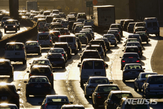 【로스앤젤레스 = AP/뉴시스】인구 4천만명 가까운 캘리포니아주의 최대도시 로스앤젤레스의 아침 출근시간에 촬영한 101번 도로의 풍경. LA는 교통정체로 인한 최근의 난폭운전 조사에서 전국 1위를 차지했다.     