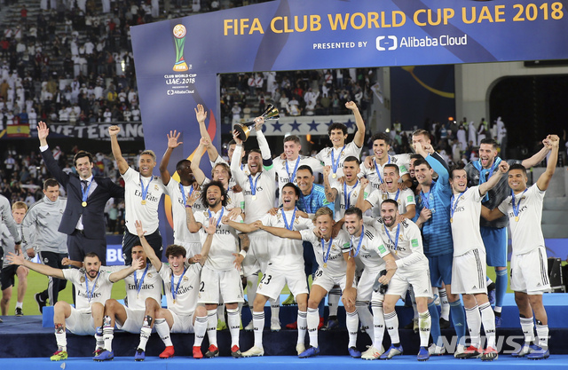 【아부다비(UAE)=AP/뉴시스】 레알 마드리드가 자예드 스포츠시티 스타디움서 열린 FIFA 클럽 월드컵서 우승 한 후 세리머니를 펼치고 있다. 