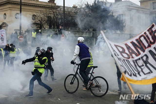 【파리=AP/뉴시스】 프랑스 전역에서 수천 명의 시위대가 여덟 번째 '노란 조끼' 시위를 이어갔다. 프랑스 정부는 시위대를 향해 최루탄과 섬광탄 등을 발사하며 강경대응에 나섰다. 사진은 최루탄 가스로 가득찬 파리 일대. 2019.01.06.