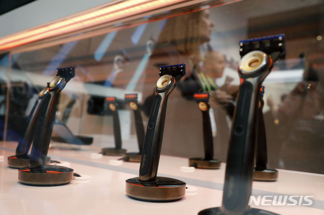【AP/뉴시스】 올해 1월 7일 라스베이거스 국제 가전 박람회 (CES)에 나온 질레트  온열 면도기 신상품.  
