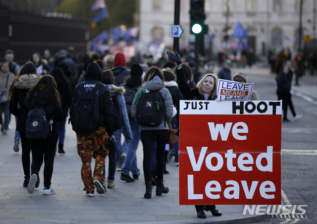  【런던=AP/뉴시스】8일(현지시간) 영국 런던의 의사당 밖에서 브렉시트에 찬성하는 한 여성이 플래카드를 들고 시위를 벌이고 있다. 영국 정부는 브렉시트 합의안에 대한 의회 승인투표가 오는 15일에 열린다고 밝혔다. 2019.01.09.  