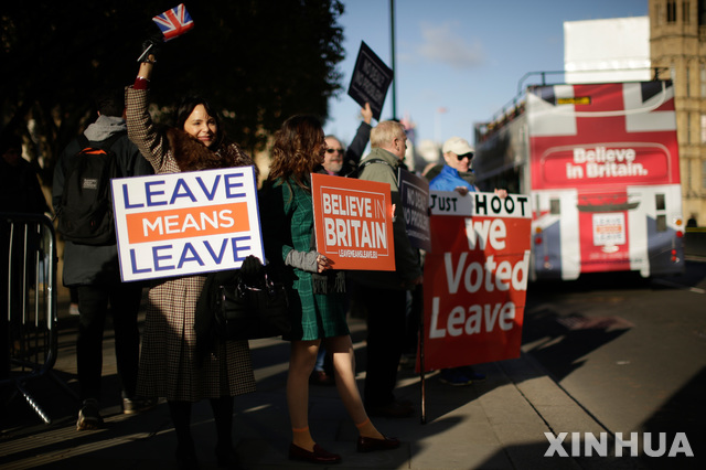 【런던=신화/뉴시스】8일(현지시간) 영국 런던의 의사당 밖에서 브렉시트에 찬성하는 사람들이 플래카드를 들고 시위를 벌이고 있다.영국 정부는 브렉시트 합의안에 대한 의회 승인투표가 오는 15일에 열린다고 밝혔다. 2019.01.09. 