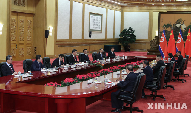 【베이징=신화/뉴시스】김정은 북한 국무위원장(오른쪽 가운데)과 시진핑 중국 국가주석(왼쪽 가운데)이 8일 베이징 인민대회당에서 4차 정상회담을 갖고 있다. 2019.01.10 