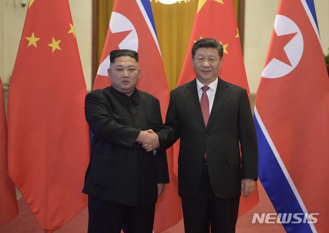 【베이징=AP/뉴시스】김정은(왼쪽) 북한 국무위원장이 중국을 방문한 지난 1월8일(현지시간) 베이징 인민대회당에서 시진핑 국가주석과의 회담에 앞서 악수하며 포즈를 취하고 있다. 북한 조선중앙통신은 김정은 위원장이 시진핑 주석을 북한으로 공식 초청했으며 시 주석은 이에 응했다고 보도했다. 2019.06.19.