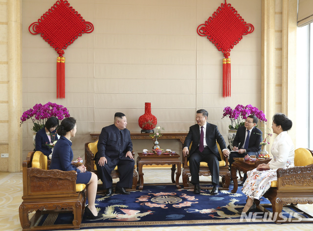 【베이징=AP/뉴시스】김정은(왼쪽) 북한 국무위원장이 9일(현지시간) 베이징호텔에서 시진핑 국가주석을 만나 환담하고 있다. 북한 조선중앙통신은 김정은 위원장이 시진핑 주석을 북한으로 공식 초청했으며 시 주석은 이에 응했다고 보도했다. 2019.01.10.