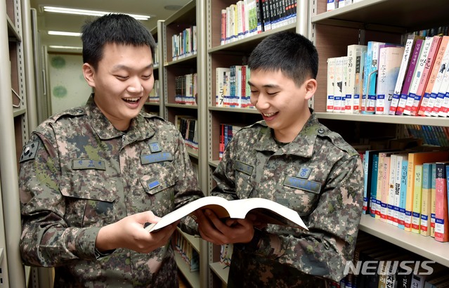 【서울=뉴시스】장병들이 병영도서관에서 책을 읽고 있는 모습. (뉴시스DB)