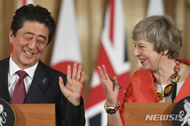  【런던=AP/뉴시스】영국을 방문 중인 아베 신조(왼쪽) 일본 총리가 10일(현지시간) 테리사 메이 영국 총리와의 정상회담 후 열린 공동기자회견에서 웃으며 얘기하고 있다.  아베 총리는 "전 세계가 영국이 '노딜' 브렉시트를 피하고, 영국과 원활한 무역을 바란다"라고 말했다. 2019.01.11. 