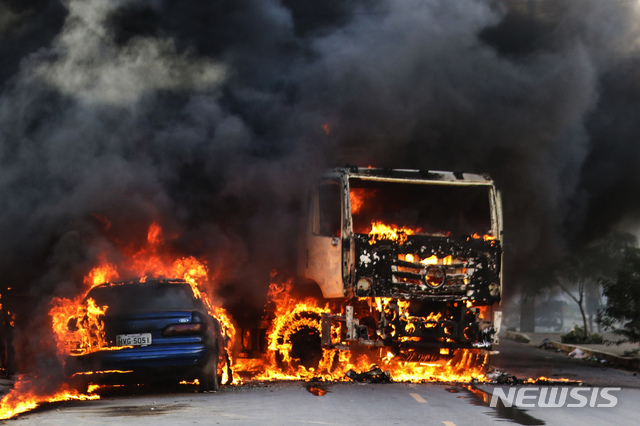 【포르탈레자( 브라질)= AP/뉴시스】 브라질 북동부의 세아라주 주도 포르탈레자에서 올해 1월 갱단의 방화로 불타고 있는 차량들.  이들은 9월 21일 다시 교도소 규율강화등에 항의하며 여러 도시에서 건물과 차량에 불을 질러 25명이 경찰에 체포되었다.  