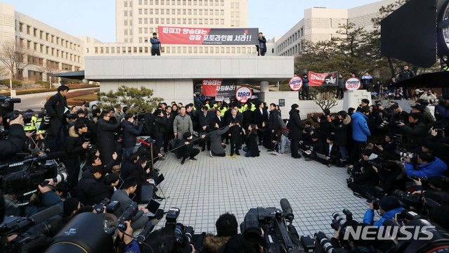 【서울=뉴시스】 고범준 기자 = 사법행정권 남용 사건의 핵심 피의자 양승태 전 대법원장이 검찰 소환조사를 앞두고 11일 오전 서울 서초구 대법원에서 입장발표를 하고 있다. 전직 대법원장이 검찰에서 피의자로 조사받는 것은 헌정사상 처음이다. 2019.01.11. bjko@newsis.com