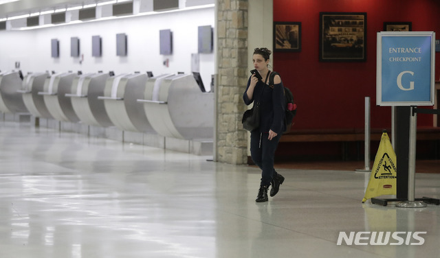 【마이애미= AP/뉴시스】 연방정부 셧다운의 장기화로 1월 12일 공항시설이 일부 폐쇄된 마이애미 공항 터미널을 한 여행객이 통과하고 있다.  