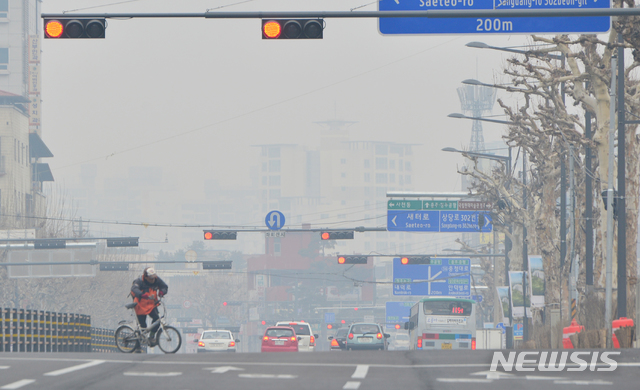 【청주=뉴시스】미세먼지가 뒤덮은 충북 청주 도심. (사진=뉴시스 DB) photo@newsis.com