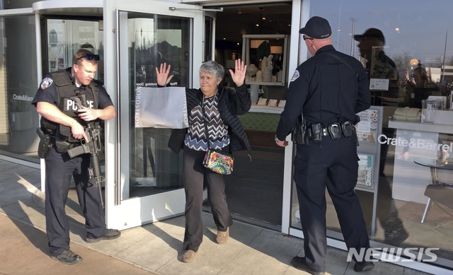【머리 ( 미 유타주)= AP/뉴시스】 유타주 머리 시의 패션 플레이스 몰에서 13일 총격사건 직후 쇼핑객들이 경찰 지시에 따라 밖으로 나오고 있다. 