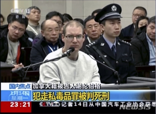【다롄=AP/뉴시스】14일(현지시간) 캐나다인 로버트 로이드 셸렌버그가 중국 랴오닝성 다롄의 중급인민법원에서 재판을 받고 있다.  중국 중급인민법원은 지난 2014년 다롄에서 마약밀매 혐의로 검거돼 재판을 받아온 셸렌버그에 대한 재심에서 마약 밀매죄를 적용, 사형을 선고했다.  쥐스탱 트뤼도 캐나다 총리는 사형 선고에 대해 "중국이 독단적으로 사형 선고를 적용했다"라며 "우리 정부는 물론, 모든 우방과 동맹국에도 극도로 우려스럽다"라며 비난했다. 2019.01.15. 