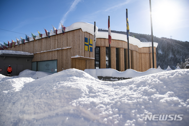 【 다보스( 스위스)= AP/뉴시스】 1월 22일부터 다보스 세계경제포럼이 열리는 스위스 다보스의 눈덮인 회의장. 
