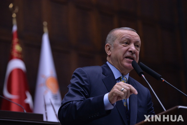 【 앙카라(터키)= 신화/뉴시스】 레제프 타이이프 에르도안 터키 대통령이 올해 1월 터키의회에서 시리아내 안전지대 설치정책을 설명하고 있다. 터키는 미국과 이 문제에 합의했지만 제대로 진행이 되고 있지 않다. 에르도안은 10월 6일 트럼프대통령과 전화통화에서 11월중 워싱턴에서 정상회담을 갖기로 했다고 발표했다.ㅣ  