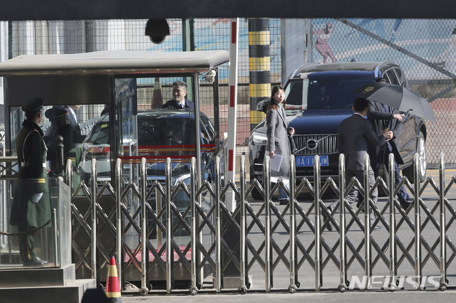 【베이징=AP/뉴시스】김영철 북한 노동당 부위원장을 태운 차량(왼쪽)이 17일 중국 베이징 국제공항 VIP터미널을 빠져나오고 있다. 김 부위원장은 이날 워싱턴으로 향할 것으로 알려졌다. 2019.01.17.