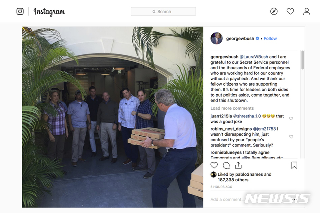 【댈러스=AP/뉴시스】 조지 W. 부시 전 대통령이 연방정부 셧다운(일부 업무정지)으로 고통 받는 공무원들을 위해 피자를 선물했다. 부시 전 대통령은 18일(현지시간) 자신의 SNS에 피자를 배달하는 사진과 함께 셧다운 종료를 촉구했다. 