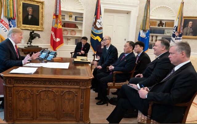 【서울=뉴시스】 도널드 트럼프 대통령이 18일 워싱턴DC 백악관 집무실에서 김영철 북한 노동당 부위원장(오른쪽 세번째) 등과 대화하고 있다. 오른쪽 맨 앞부터 스티븐 비건 국무부 대북정책 특별대표, 마이크 폼페이오 국무장관, 김 부위원장이 트럼프 대통령과 마주보고 앉아 있다. 왼쪽 끝에 앉은 사람은 김혁철 전 주스페인 북한 대사이다. 그는 비건 특별대표의 카운터파트로 지목됐다. 사진은 19일(현지시간)댄 스커비노 백악관 소셜미디어 담당국장의 트위터 계정을 통해 공개됐다. 2019.01.20 