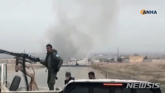 【샤다디(시리아)=AP/뉴시스】21일(현지시간) 시리아 북동부 하사카주 샤다디 도로에서 쿠르드 민병대원들이 자살 폭탄 테러가 일어난 현장 인근을 봉쇄하고 경계하고 있다. 시리아 국영방송 사나(SANA)와 쿠르드 하와르 방송은 이 자살폭탄 테러는 시리아-쿠르드 간 검문소가 목표였다고 밝혔다. 2019.01.21.