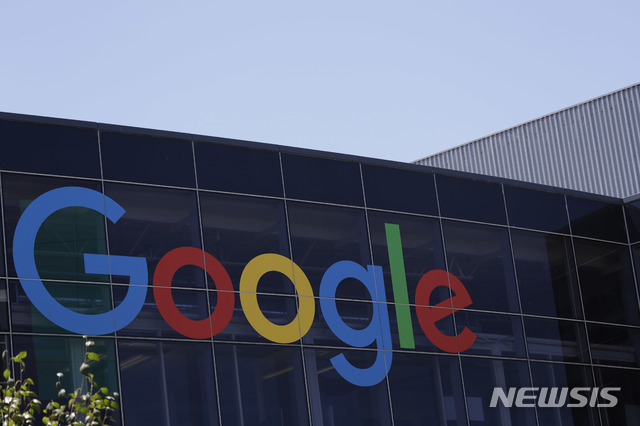 【마운틴뷰(미 캘리포니아주)=AP/뉴시스】구글이 중국 통신장비업체 화웨이와 거래를 중단할 것이라고 가디언이 19일(현지시간) 보도했다. 사진은 2016년 7월19일 미 캘리포니아주 마운틴뷰 구글 본사 외벽에 붙어있는 구글 로고. 2019.05.20