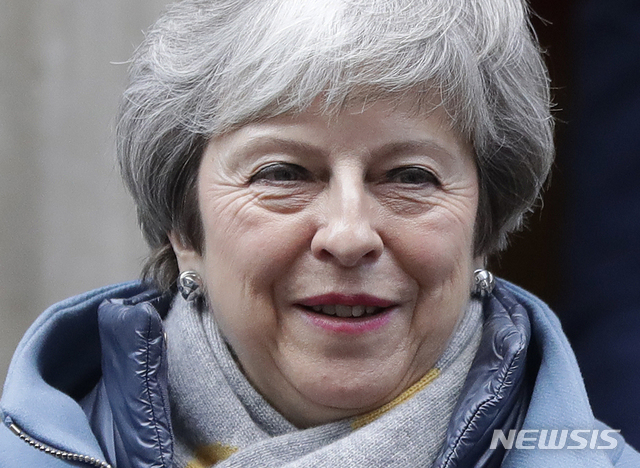 【런던=AP/뉴시스】테리사 메이 영국 총리가 21일(현지시간) 영국 런던 다우닝 10번가에 위치한 총리 공관에서 나서며 미소를 짓고 있다. 2019.01.23.