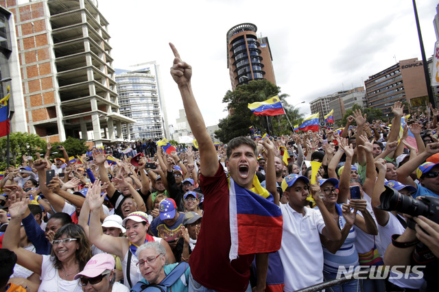 【카라카스=AP/뉴시스】베네수엘라 수도 카라카스에서 23일(현지시간) 니콜라스 마두로 대통령의 퇴진을 요구하는 반정부 시위대가 시위를 벌이고 있다. 2019.01.24.