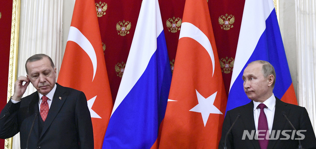 【모스크바=AP/뉴시스】러시아를 방문한 레제프 타이이프 에르도안(왼쪽) 터키 대통령이 지난 1월 23일(현지시간) 모스크바 크렘린궁에서 푸틴 대통령과 공동기자회견을 하고 있다. 