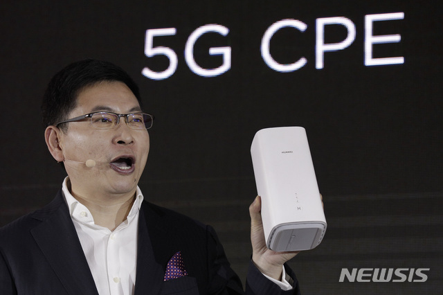 【베이징=AP/뉴시스】지난 1월24일 리차드 유 중국 화웨이 CEO가 베이징에서 열린 5G 발표회에서 5G 모뎀 바롱 5000에 연동하는 무선 라우터를 선보이고 있다. 미국 부품이 아닌 자사의 기술과 부품을 채용한 차세대 스마트폰 출시를 예고하면서 글로벌 업계 선도 경쟁에 박차를 가하고 있다. 2019.01.24.