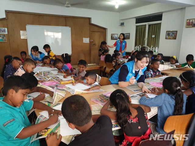 스리랑카 NGO 아동교육시설에서 교육봉사활동을 진행하고 있는 학생들