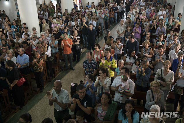 【AP/뉴시스】카라카스 성당의 과이도 지지자들.