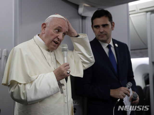 【파나마=AP/뉴시스】 프란치스코 교황이 27일(현지시간) 세계청년대회 참석을 위해 방문했던 파나마에서 이탈리아 로마로 돌아오는 전세기 안에서 기자들의 질문에 답하고 있다. 교황은 베네수엘라 사태에 대한 기자들의 질문에 "정치적 교착 상태에서 누구 한쪽의 편을 들지 않겠다. 이는 성직자의 역할이 아니다"고 거리를 뒀다. 2019.01.29.