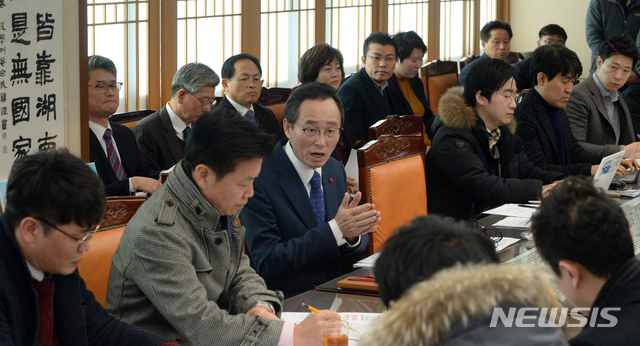 【전주=뉴시스】김얼 기자= 정부의 국가균형발전을 위한 예비타당성 조사 면제 발표에 대한 전라북도 입장발표 간담회가 29일 전북 전주시 전북도청 접견실에서 실시한 가운데 송하진 전북도지사가 기자들의 질의에 답변하고 있다. 전라북도는 이번 예비타당성 면제로 군산 새만금국제공항과 전북 상용차 혁신성장과 미래형 산업 생태계 구축 등에 면제를 받았다. 2019.01.29.pmkeul@newsis.com