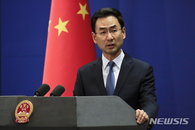 【베이징=AP/뉴시스】겅솽(耿爽) 중국 외교부 대변인이 정례 기자회견을 주재하면서 질의에 응답하고 있다. 