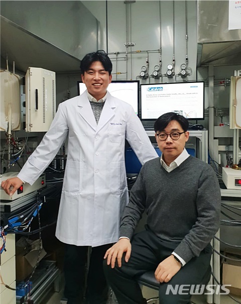 DGIST 에너지공학전공 이강택(오른쪽) 교수와 김경준 박사과정생