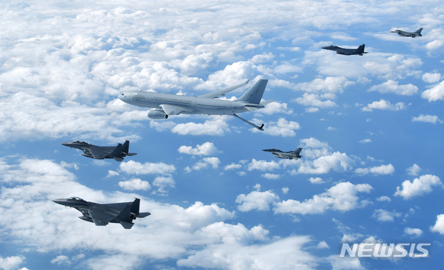 【서울=뉴시스】 KC-330 공중급유기가 공군 전투기와 비행을 하고 있다.