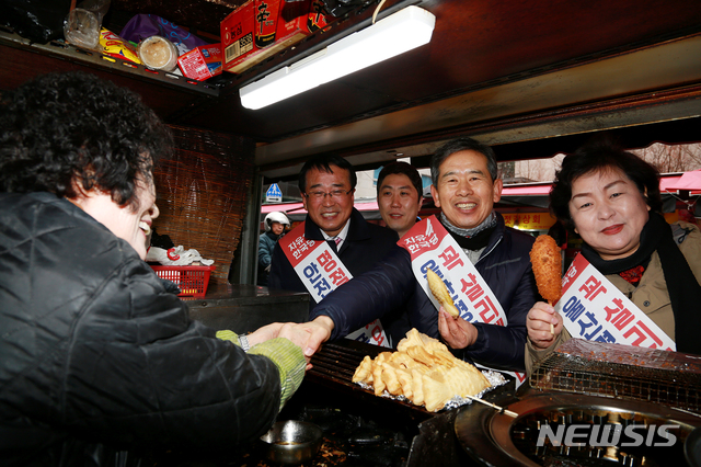 【울산=뉴시스】박일호 기자 = 자유한국당 울산시당 천기옥 여성위원장과 안효대 시당위원장, 김종섭 대변인, 안수일 정책위원장(오른쪽부터)이 31일 오후 울산시 동구 동울산종합시장을 찾아 상인들을 격려하고 있다. 2019.01.31. (사진=자유한국당 울산시당 제공) photo@newsis.com