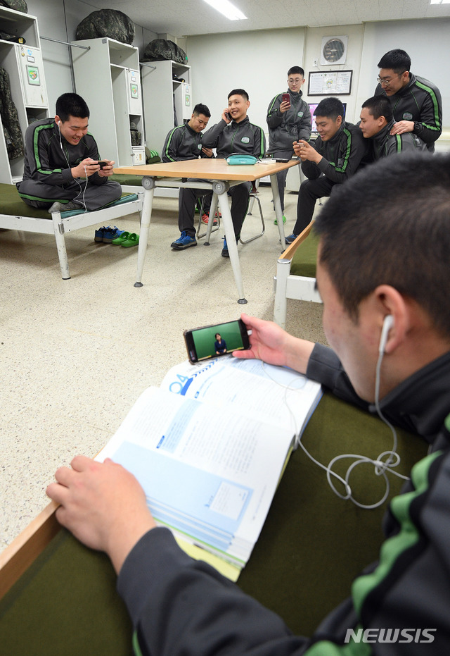 【서울=뉴시스】 국방부는 4월1일부터 일과 후 병사들의 휴대전화 사용을 전면 허용한다. (뉴시스DB)