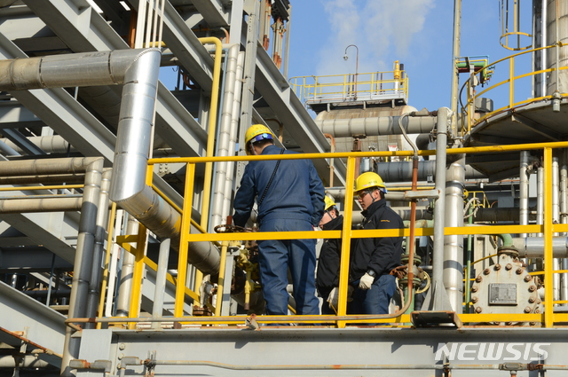 [울산=뉴시스]석유화학설비를 점검하고 있는 S-OIL 울산공장 직원들. (사진=S-OIL 울산공장 제공) photo@newsis.com