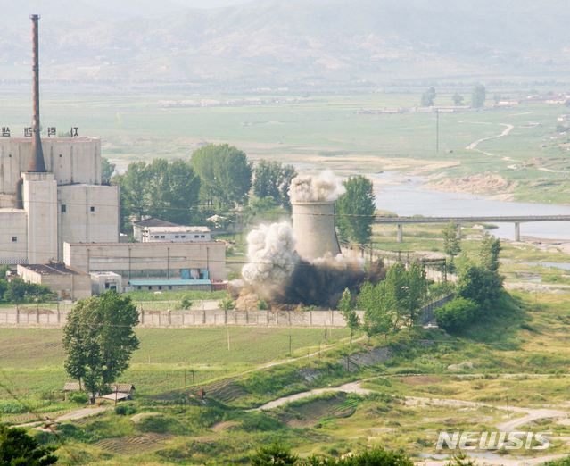 【서울=뉴시스】지난 2008년 6월 27일 북한 핵 냉각탑 파괴 모습. (사진=뉴시스DB) 