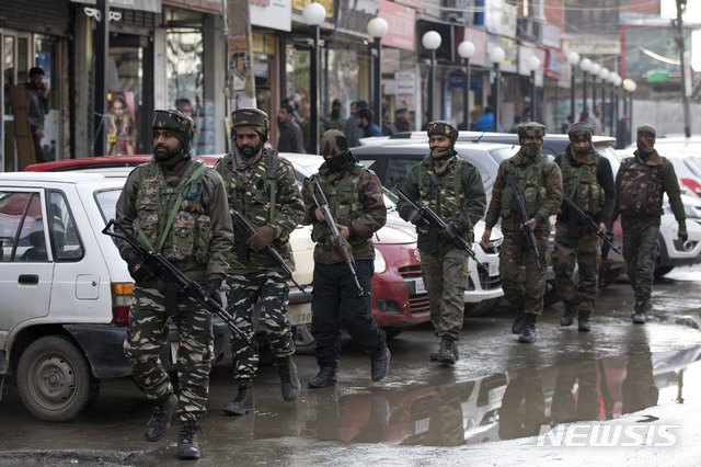 2월1일 인도령 카슈미르 스리나가르 시에서 친인도 민간 군사조직 대원들이 거리를 경계하고 있다  AP