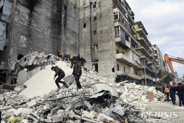【알레포(시리아)=AP/뉴시스】2일 시리아 북부 알레포에서 오랜 내전으로 손상된 5층 건물이 무너진 현장에서 사람들이 혹시 있을지 모를 생존자를 찾기 위해 무너진 건물 더미 속을 찾고 있다. 이 사고로 어린이 4명을 포함해 11명이 목숨을 잃었다. 2019.2.3