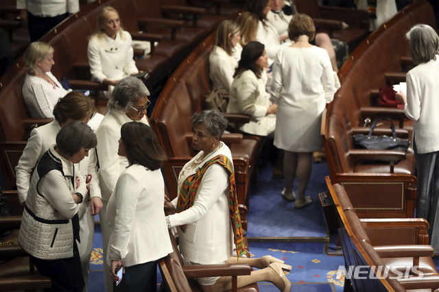 美민주당 여성의원들, 반트럼프 연대 의미로 '흰색 옷' 입어 