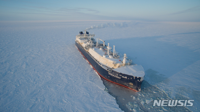 대우조선해양이 세계 최초로 건조한 쇄빙LNG선이 얼음을 깨면서 운항하고 있다. (사진=대우조선해양 제공)