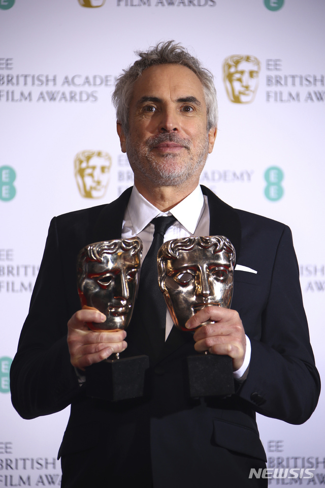 【런던=AP/뉴시스】10일(현지시간) 영국 런던 로열 앨버트 홀에서 열린 영국영화TV예술아카데미(BAFTA) 시상식에서 영화 '로마'로 작품상을 받은 알폰소 쿠아론 감독이 포즈를 취하고 있다. 2019.02.11