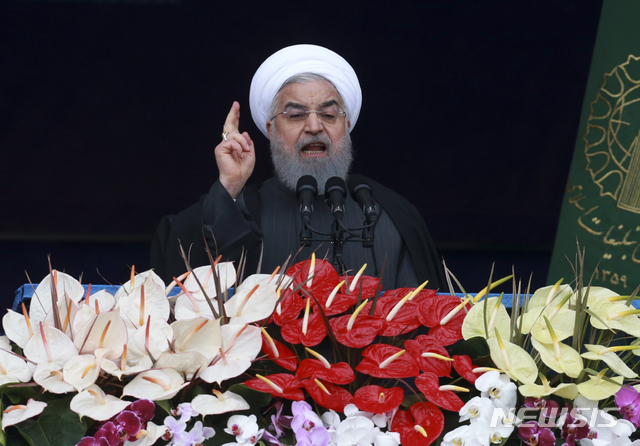 【테헤란=AP/뉴시스】하산 로하니 이란 대통령이 11일(현지시간) 수도 테헤란에서 열린 이란 혁명 40주년 기념식에서 연설하고 있다. 그는 미국의 압력과 제재에 대응해 군사력을 강화하고 탄도미사일 프로그램을 더 확대하겠다고 밝혔다. 2019.02.12