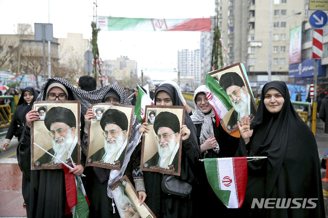  【테헤란=AP/뉴시스】11일(현지시간) 이란 수도 테헤란의 자유 광장에서 이슬람혁명 제40주년 기념 행사가 열려 이란 여성들이 이란 최고지도자 아야톨라 알리 하메네이의 초상화를 들고 행사에 참여하고 있다.  이슬람 혁명은 1979년 2월11일 팔레비왕조를 무너뜨리고 이슬람원리주의에 입각한 이란이슬람공화국을 탄생시킨 혁명이다. 2019.02.11. 