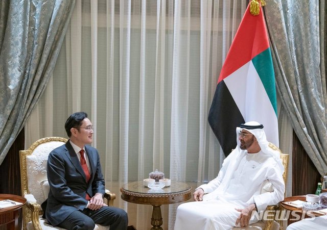 [서울=뉴시스]이재용 삼성전자 부회장은 11일 아랍에미리트(UAE) 아부다비에서 모하메드 빈 자이드 알 나흐얀 (Mohammed bin Zayed bin Sultan Al-Nahyan) 아부다비 왕세제를 만나 5G 및 정보기술(IT) 미래사업 분야에서의 한국과 UAE 기업 간 협력 확대 방안 등을 논의했다. 2019.02.12 (사진 =모하메드 빈 자이드 알 나흐얀 왕세제 SNS 갈무리) photo@newsis.com